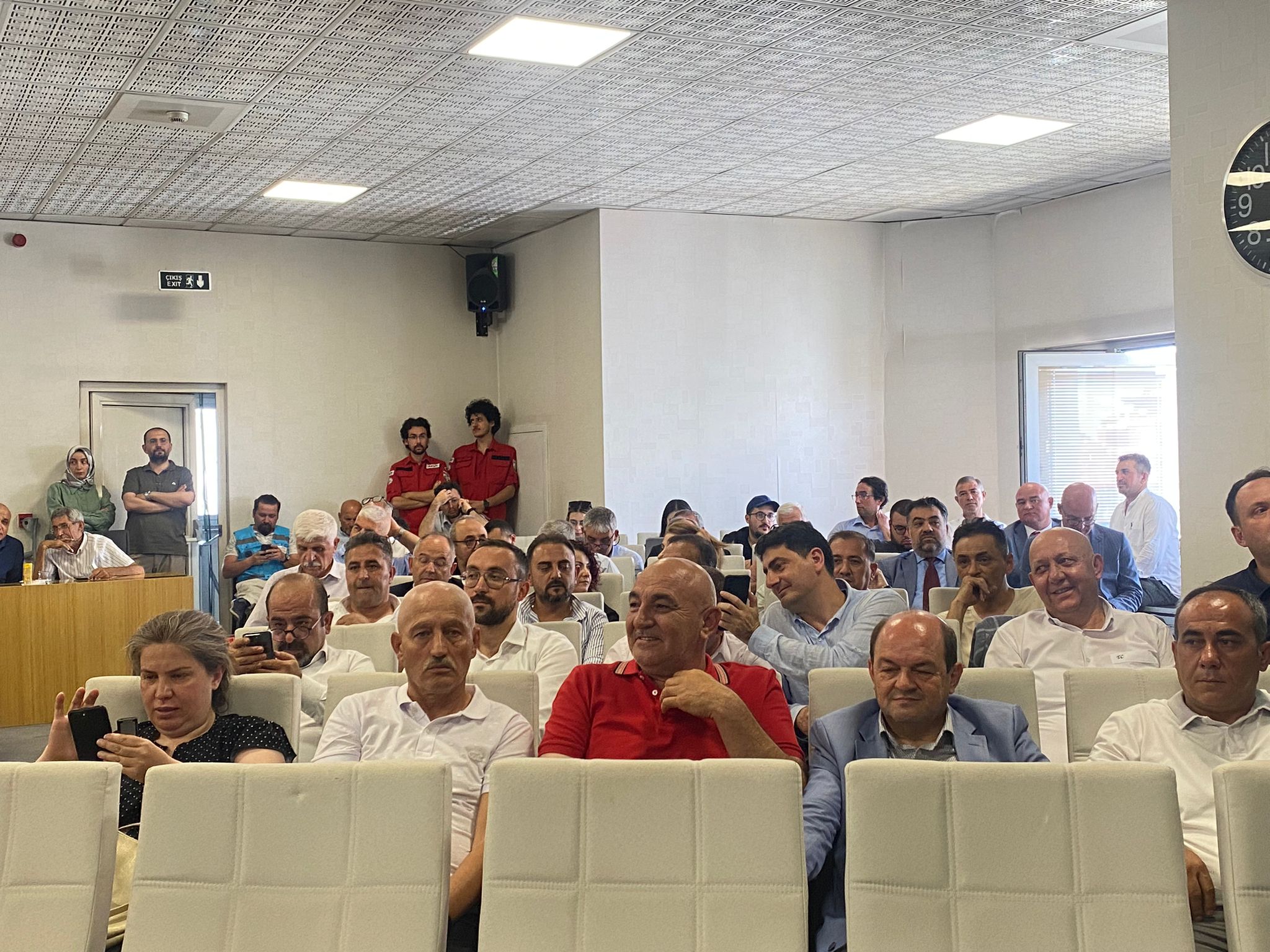 Afyonkarahisar Belediyesi Kent Konseyi Başlıyor…  Davetliler salondaki yerini almaya başladı