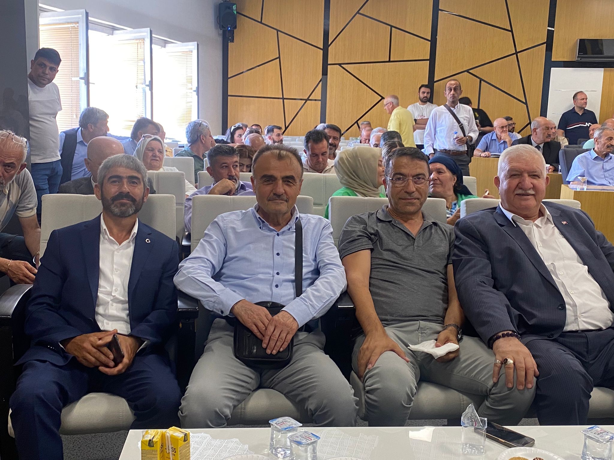 Afyonkarahisar Belediyesi Kent Konseyi Başlıyor…  Davetliler salondaki yerini almaya başladı