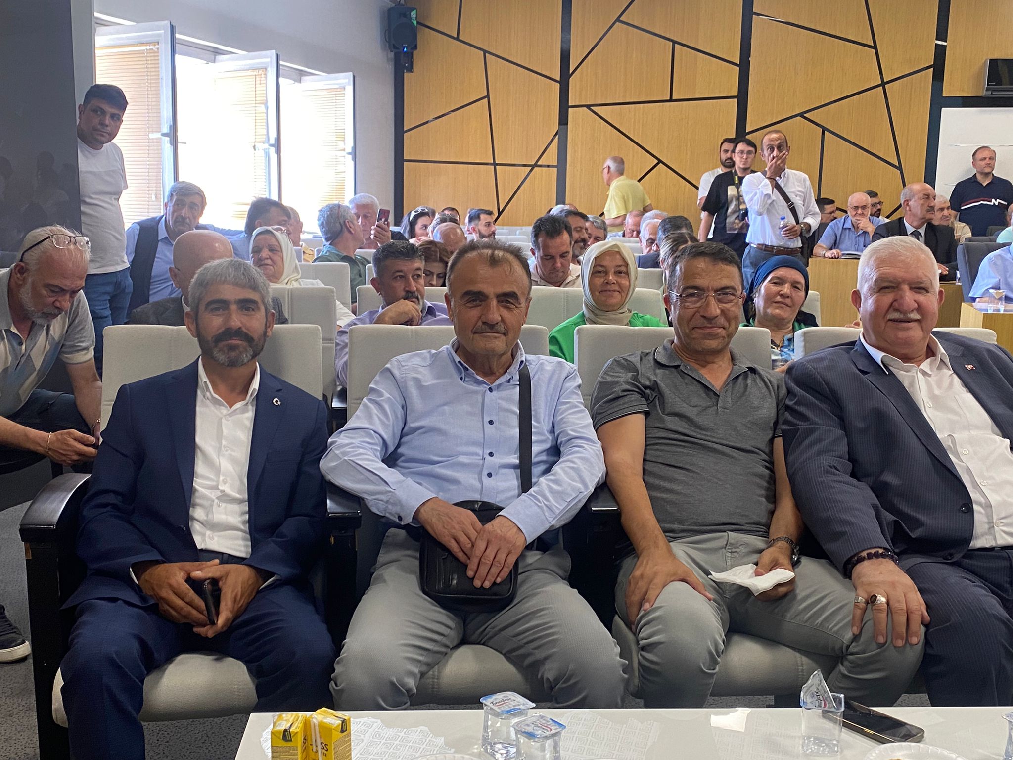 Afyonkarahisar Belediyesi Kent Konseyi Başlıyor…  Davetliler salondaki yerini almaya başladı
