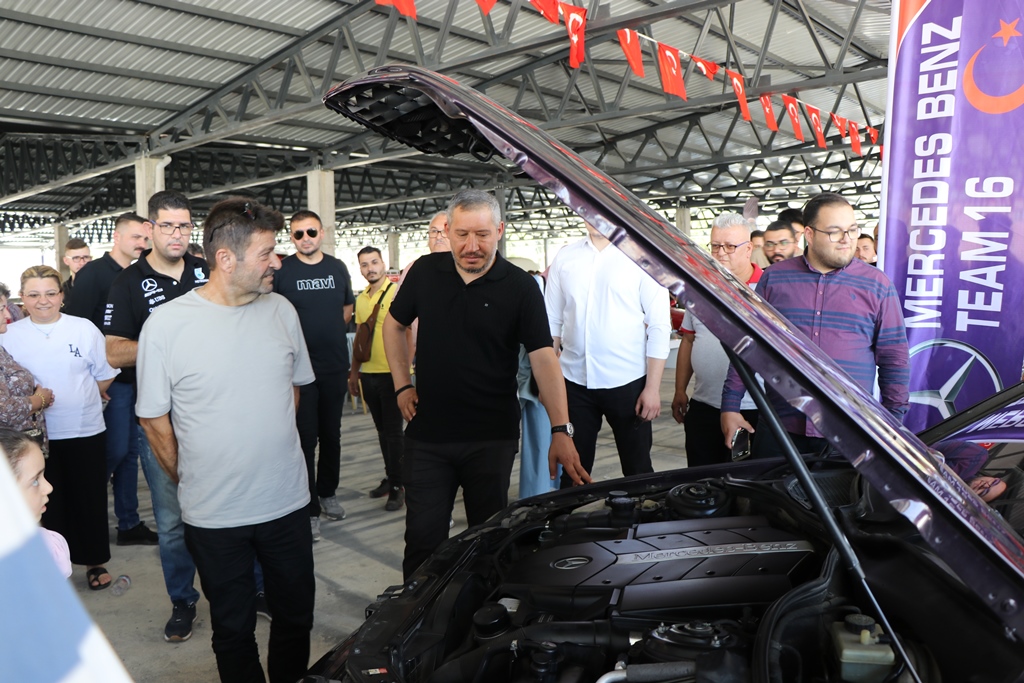DİNAR KLASİK OTOMOBİL FESTİVALİ'NE YOĞUN İLGİ