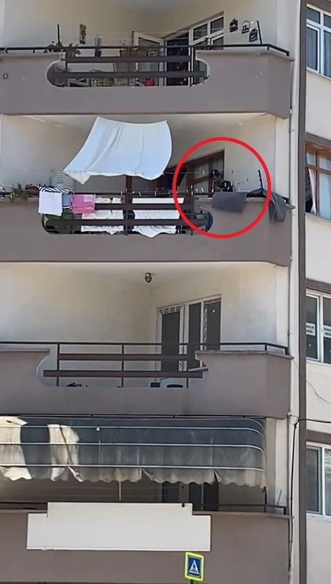 Önce Tartıştığı Ağabeyini Bıçakladı Sonra Balkonda Harakiri Yaptı