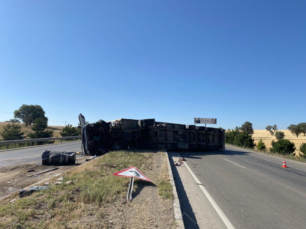 Kontrolden Çıkan Tır Orta Refüje Devrildi