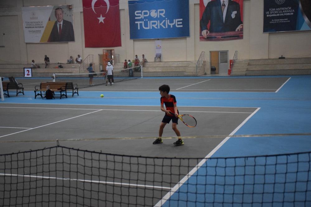 12 Yaş Yaz Kupası Tenis Turnuvası Eleme maçları devam ediyor
