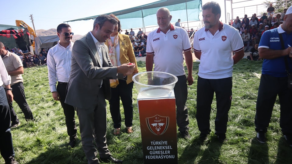 CHP'li Erhan Karaadilli'de Yağlı Güreşlere Katıldı