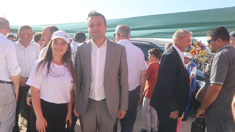 CHP'li Erhan Karaadilli'de Yağlı Güreşlere Katıldı