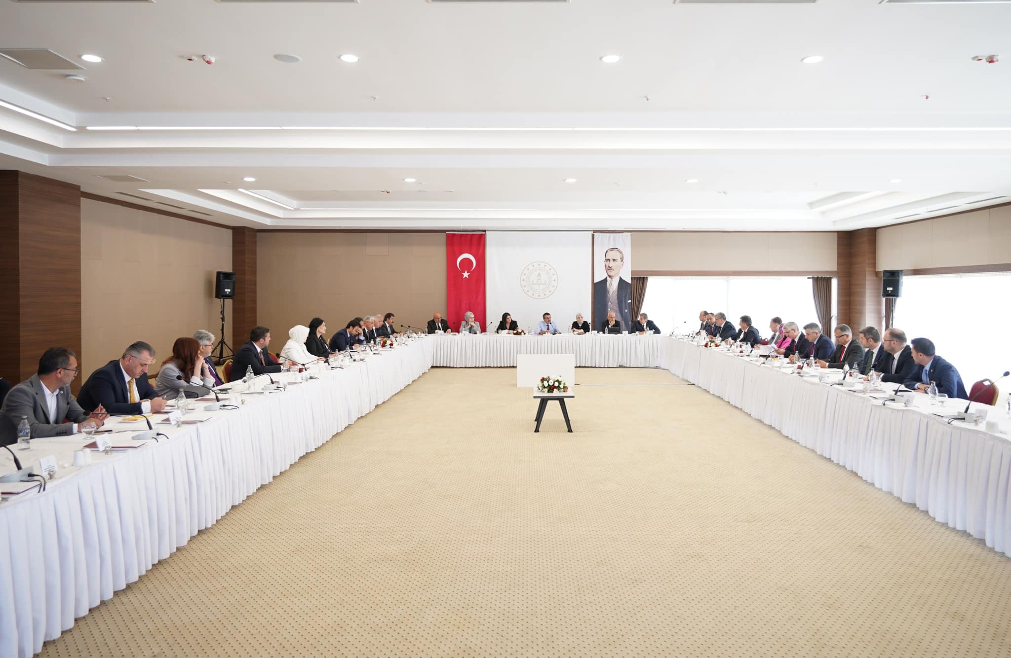 AFYON'UN TALEPLERİNİ BAKAN TEKİN'E İLETTİLER