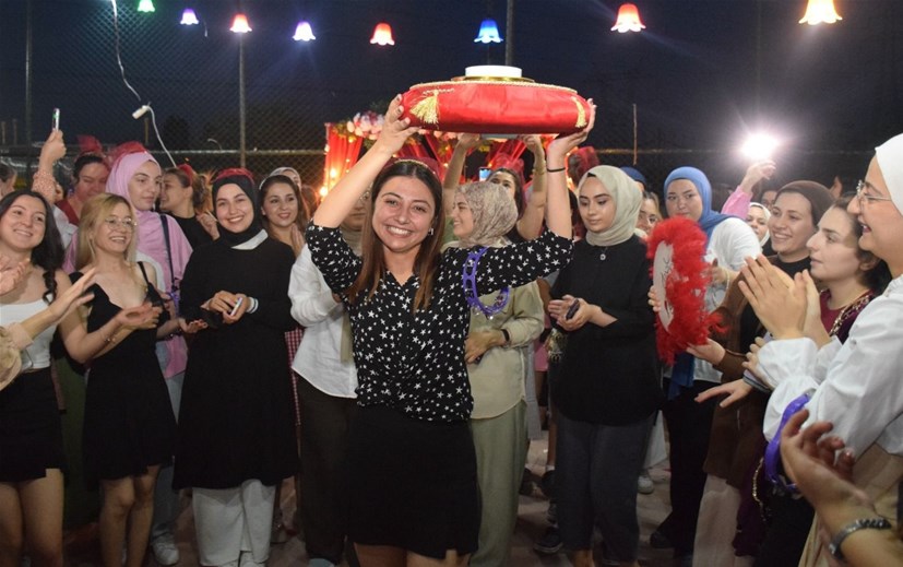 MEZUNİYET  KINASINDA DÖRT YILIN YORGUNLUĞUNU ATTILAR