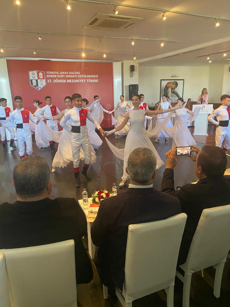 AFYONLU JOKEY YAŞAR ATCI EKREM KURT APRANTİ OKULU'NUN MEZUNİYET TÖRENİNE KATILDI