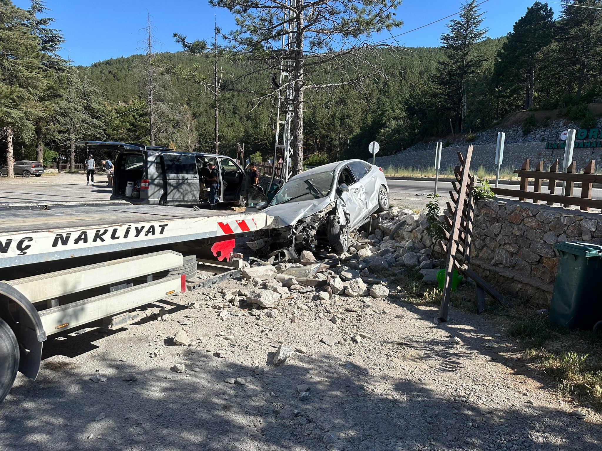 Otomobil Dinlenme Tesisinin Bahçe Duvarına Çarptı: Kazada 2 kişi yaralandı