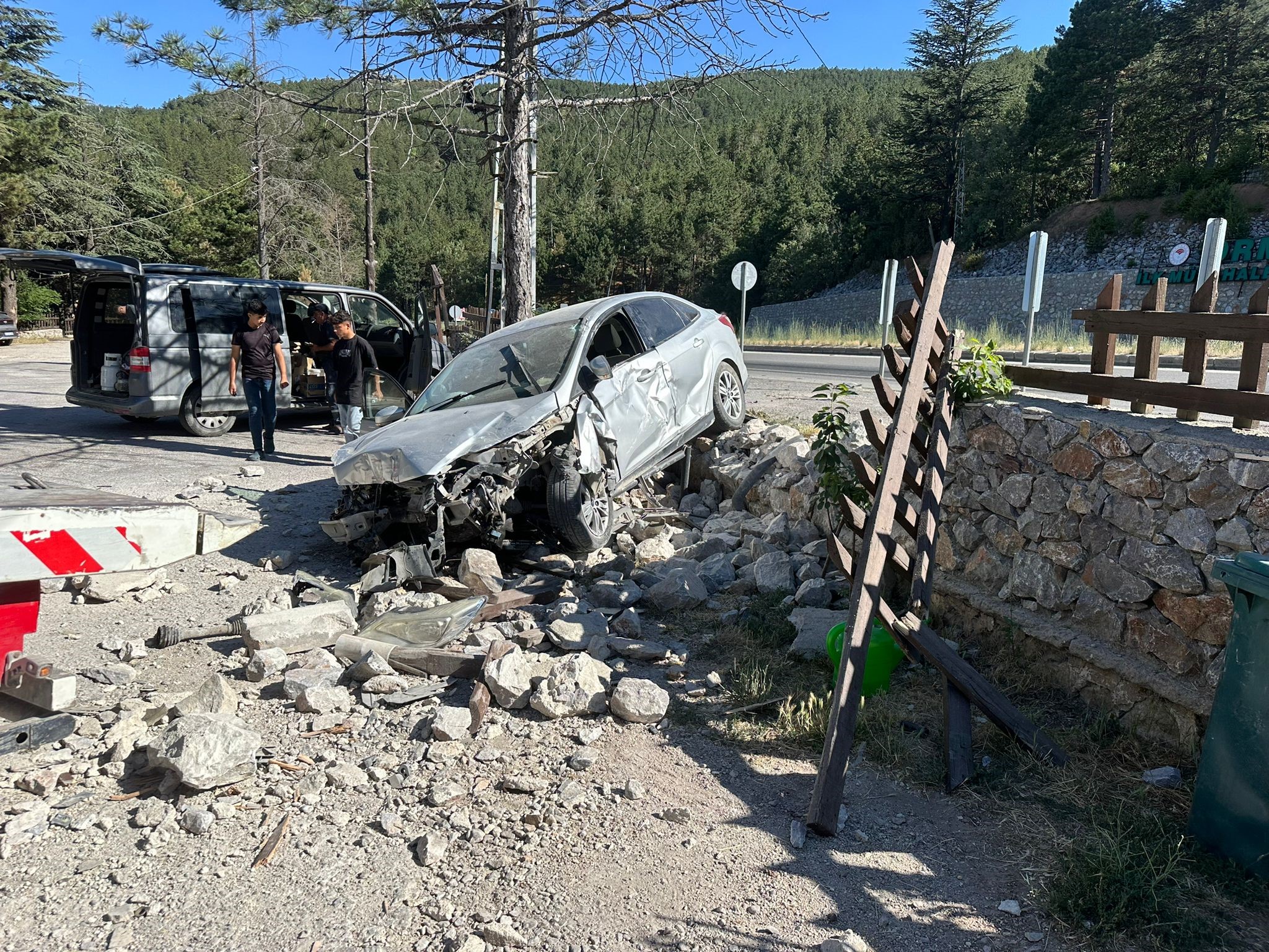 Otomobil Dinlenme Tesisinin Bahçe Duvarına Çarptı: Kazada 2 kişi yaralandı
