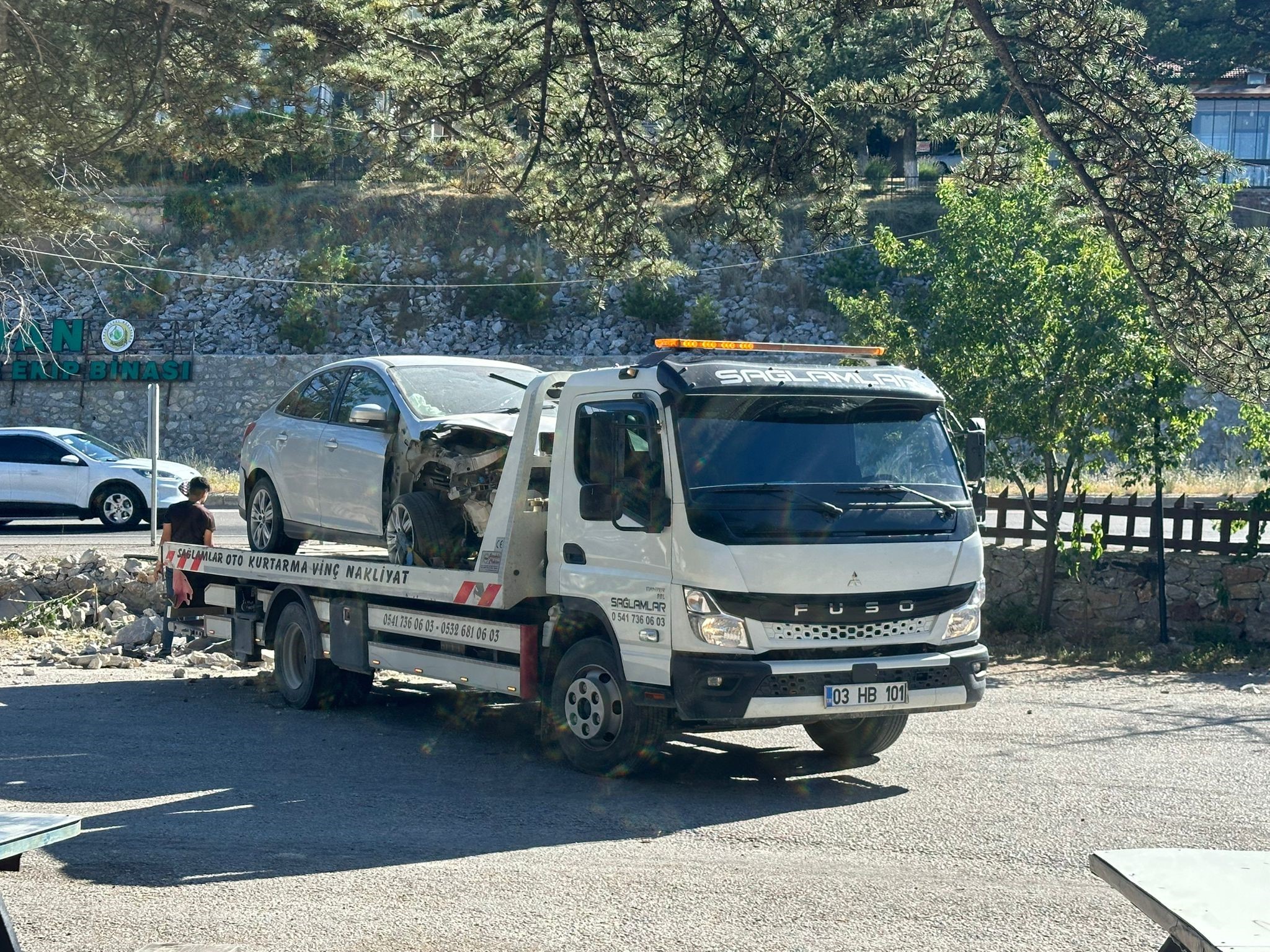 Otomobil Dinlenme Tesisinin Bahçe Duvarına Çarptı: Kazada 2 kişi yaralandı