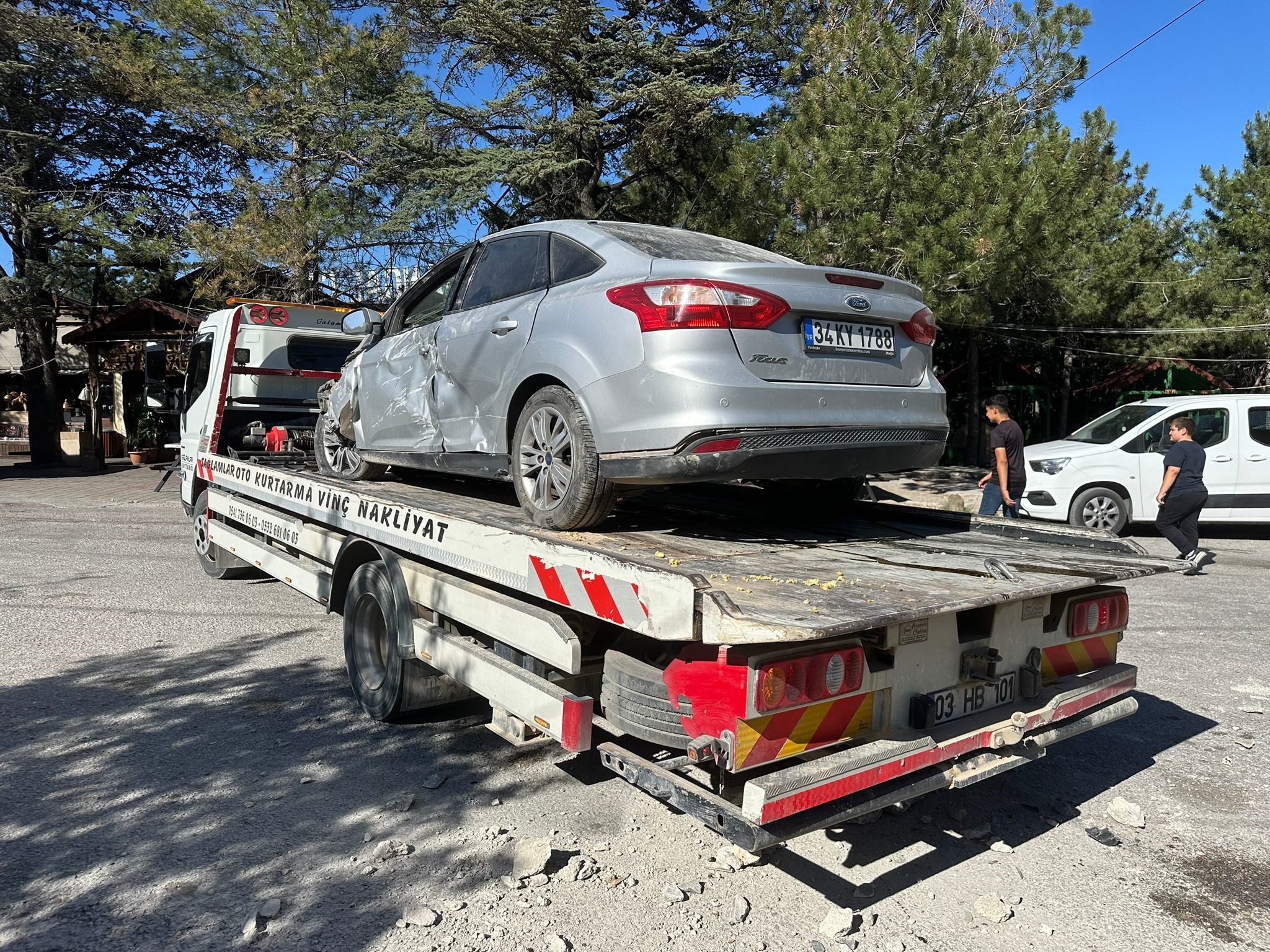 Otomobil Dinlenme Tesisinin Bahçe Duvarına Çarptı: Kazada 2 kişi yaralandı