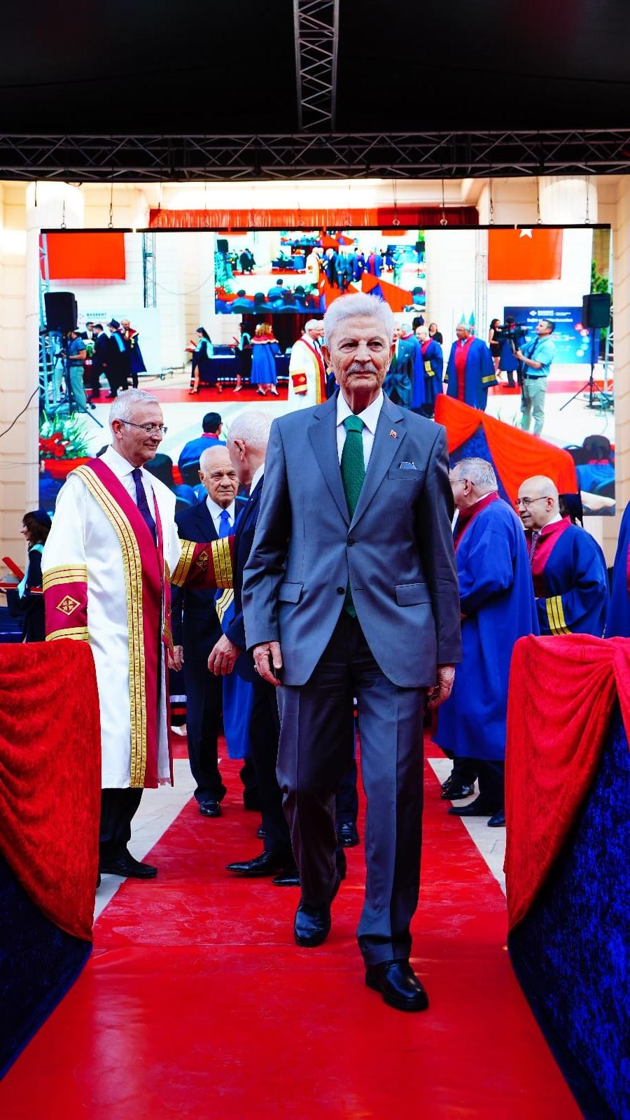 Rektör Haberal'dan Eski Bakan Attila'ya Övgü