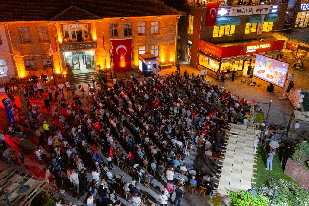 TÜRKİYE-ÇEKYA MAÇI DEV EKRANDA İZLENDİ