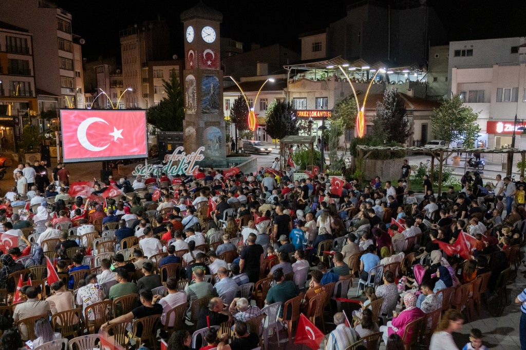 TÜRKİYE-ÇEKYA MAÇI DEV EKRANDA İZLENDİ