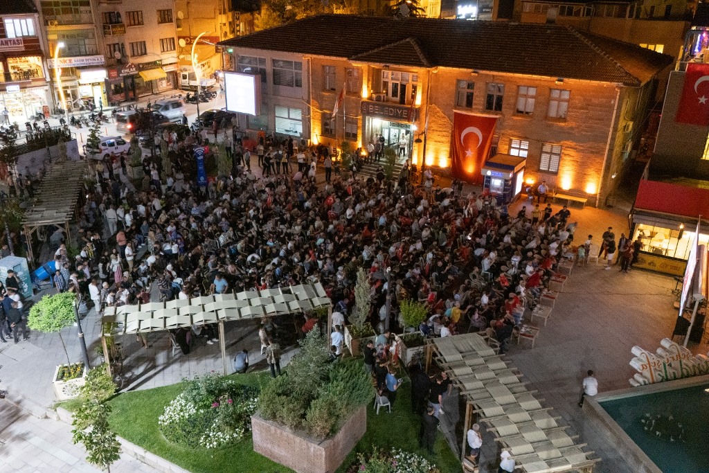 TÜRKİYE-ÇEKYA MAÇI DEV EKRANDA İZLENDİ