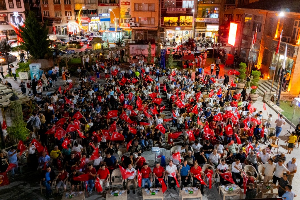 TÜRKİYE-ÇEKYA MAÇI DEV EKRANDA İZLENDİ