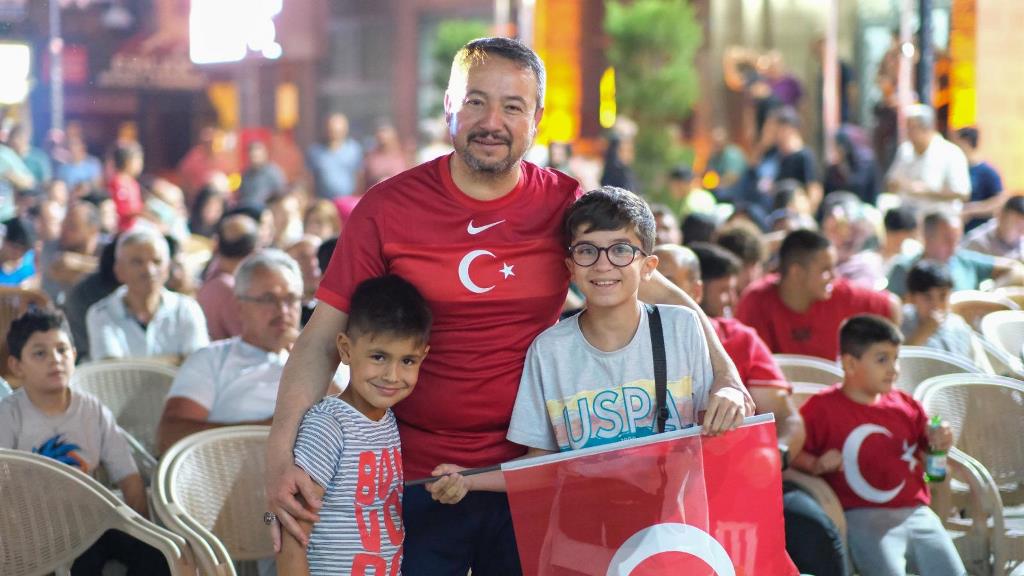 TÜRKİYE-ÇEKYA MAÇI DEV EKRANDA İZLENDİ