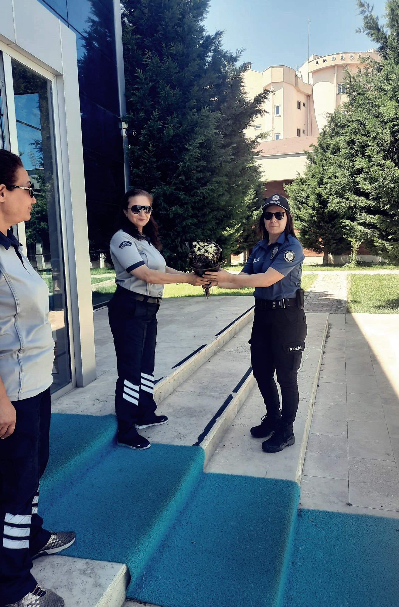 Polis Ekipleri Özel Güvenlik Görevlileri Günü’nü Kutladı: “Kolluk kuvvetlerimizle birlikte çalışan tüm Özel Güvenlik Görevlilerimizin Günü’nü kutlarız”