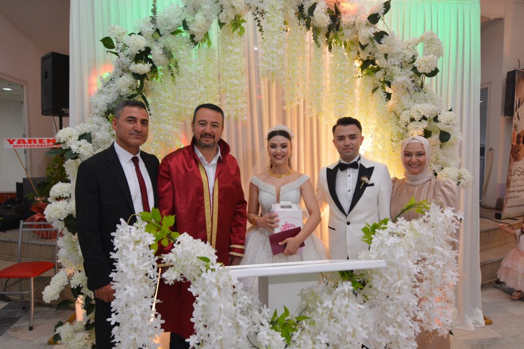 SANDIKLI  BELEDİYE BAŞKANI GENÇ ÇİFTLERE MUTLULUKLAR DİLEDİ