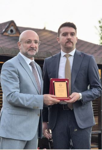 HAKİM VE SAVCILARA PLAKETLERİNİ BARO BAŞKANI ŞAHİN VERDİ
