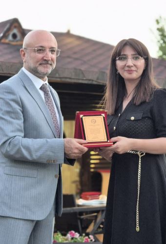 HAKİM VE SAVCILARA PLAKETLERİNİ BARO BAŞKANI ŞAHİN VERDİ
