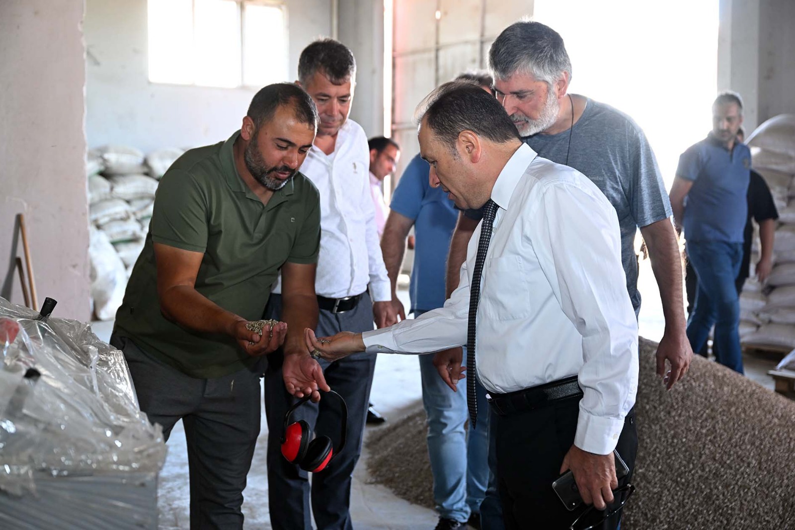 REKTÖR KARAKAŞ  KOCATEPE ÜNİVERSİTESİNİN UYGULAMA ÇİFTLİĞİNDE İNCELEMELERDE BULUNDU