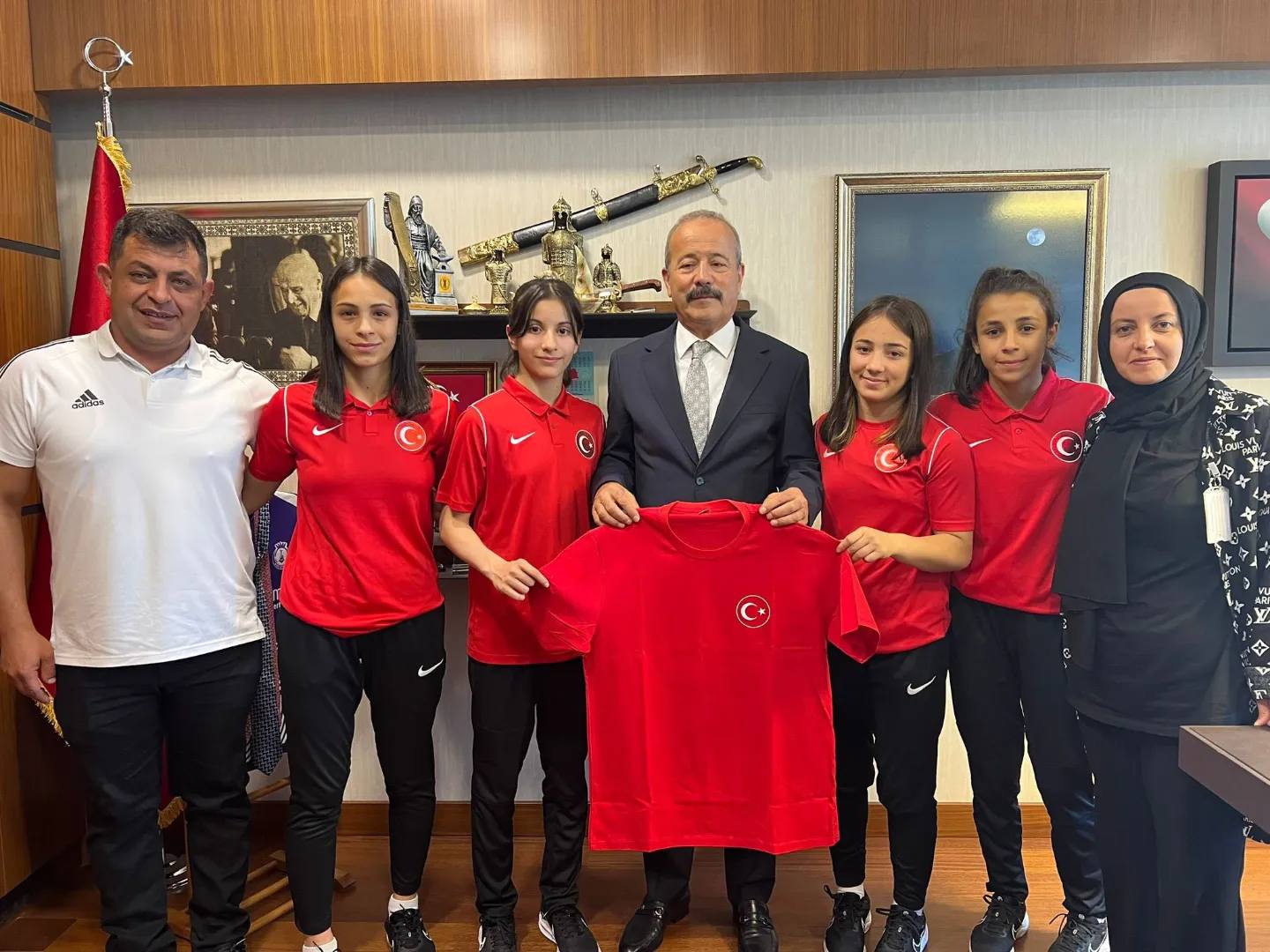 "Yeniden gururumuz oldu. Tebrikler Fatma..."