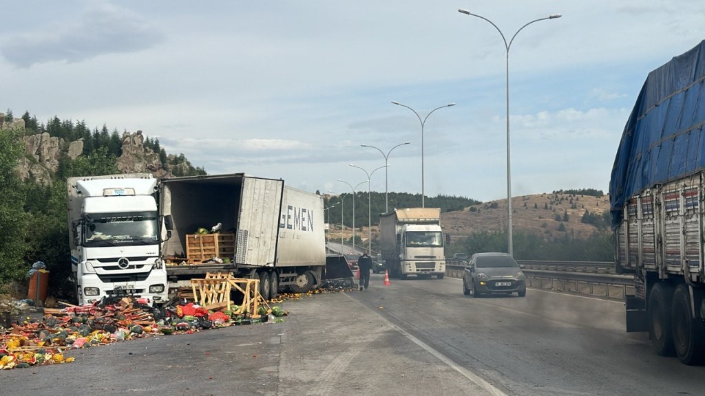 AFYON'DA YOLCU OTOBÜSÜ, KARPUZ YÜKLÜ TIRLA ÇARPIŞTI