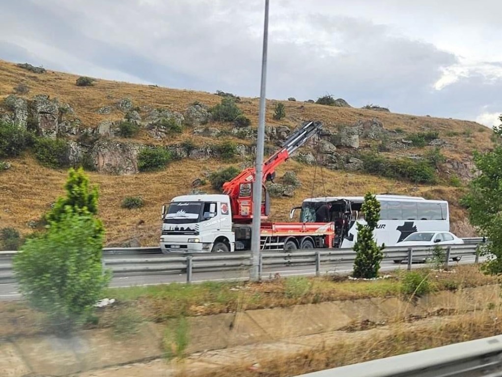 AFYON'DA YOLCU OTOBÜSÜ, KARPUZ YÜKLÜ TIRLA ÇARPIŞTI