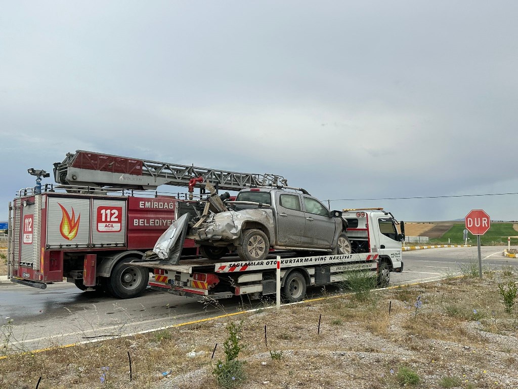DOMATES YÜKLÜ TIR KAMYONET İLE ÇARPIŞTI