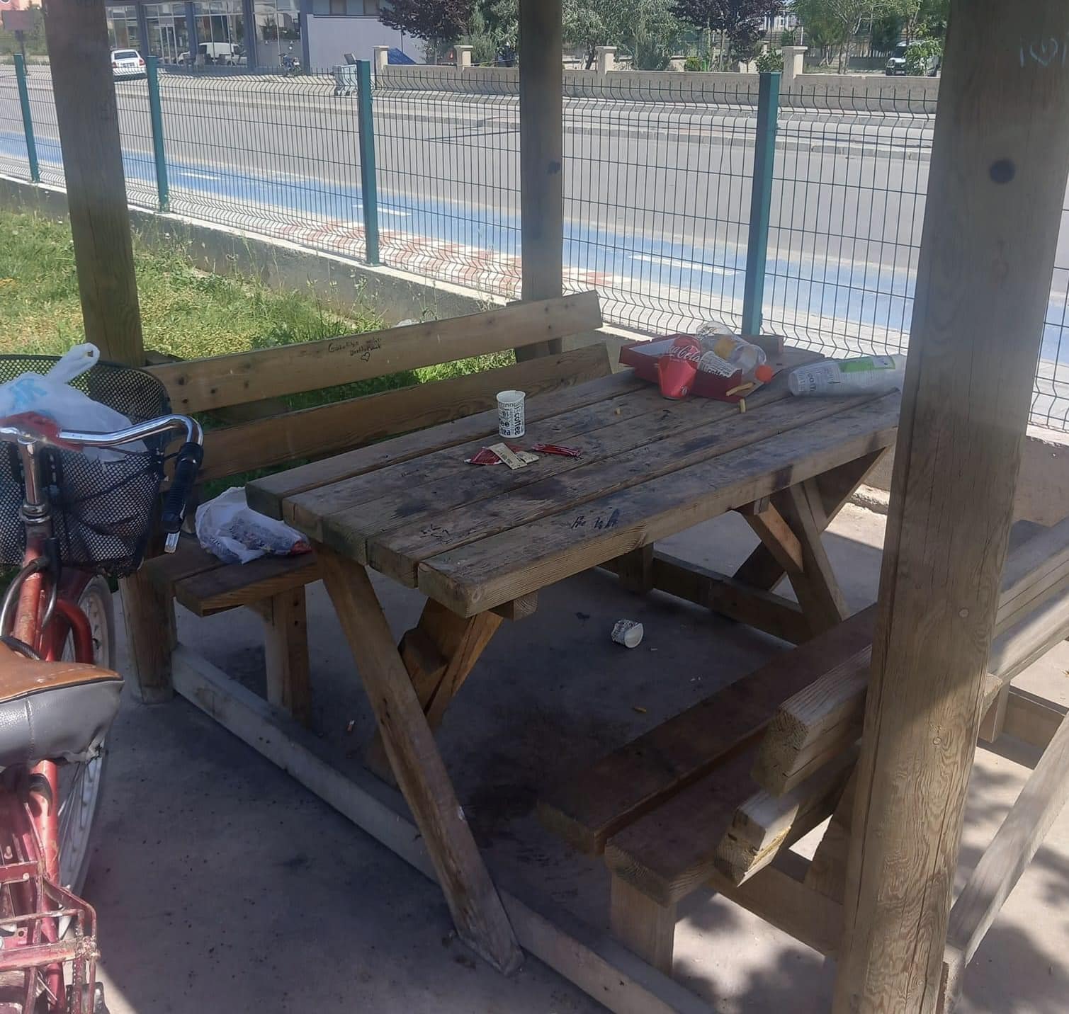 Yediler İçtiler Çöplerini Böyle Bıraktılar