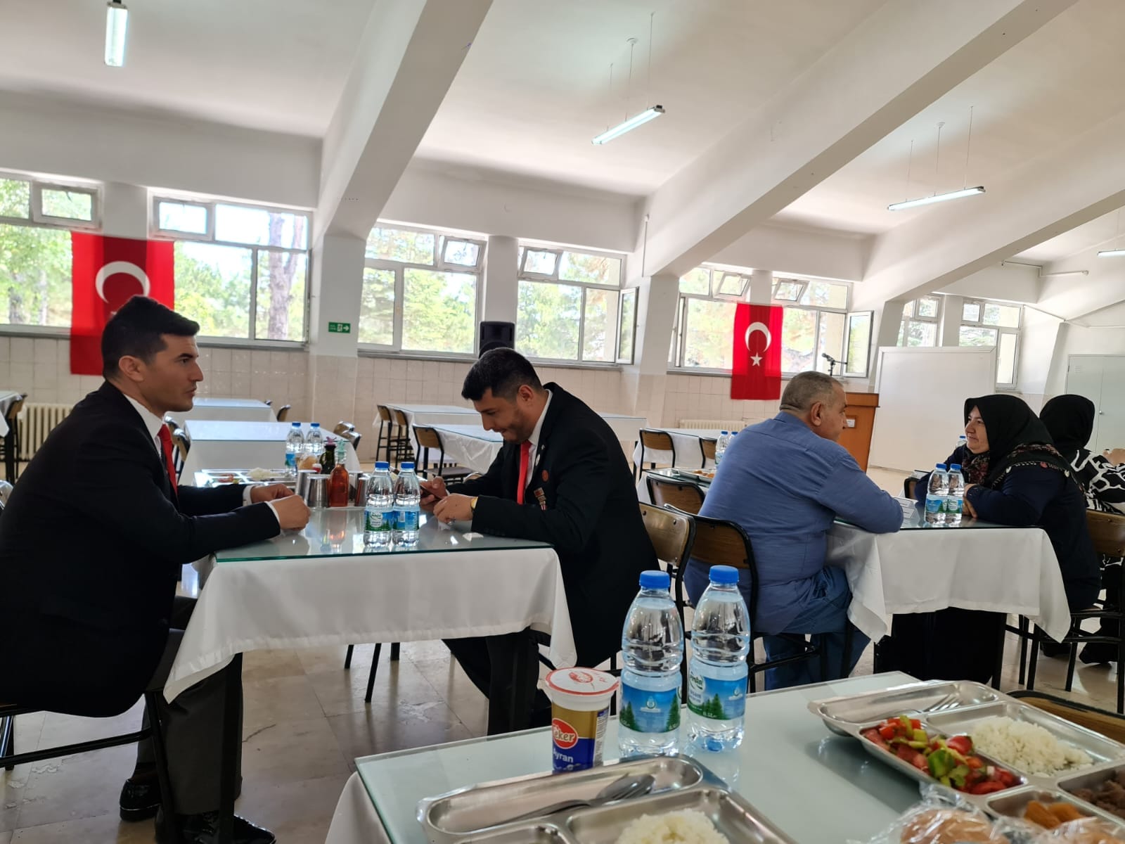 KOMUTAN YÖNER'İN DAVETİ İLE ASKERLERLE ÖĞLE YEMEĞİNDE BULUŞTULAR