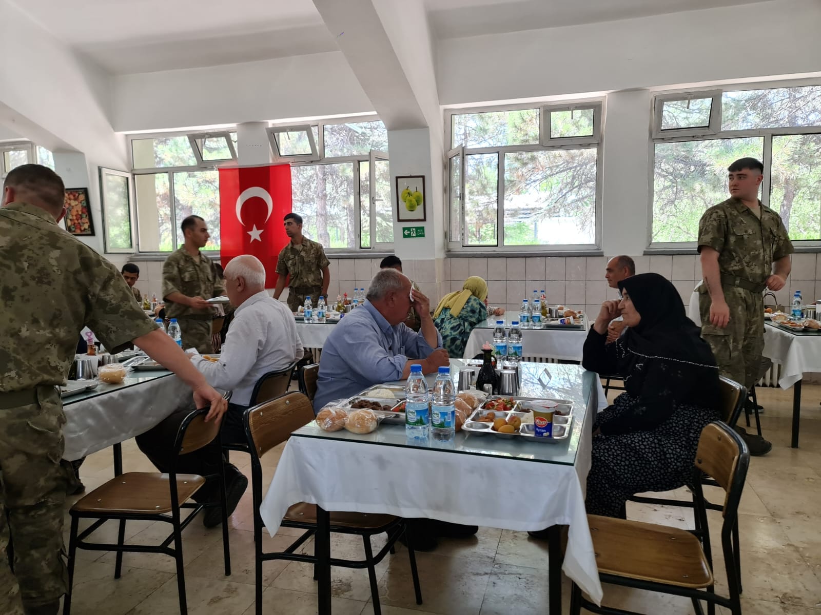 KOMUTAN YÖNER'İN DAVETİ İLE ASKERLERLE ÖĞLE YEMEĞİNDE BULUŞTULAR