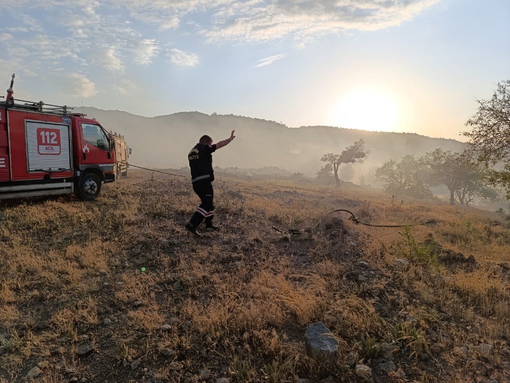 AFYON HIDIRLIKTA ÇIKAN YANGIN 1 SAAT SONRA SÖNDÜRÜLDÜ