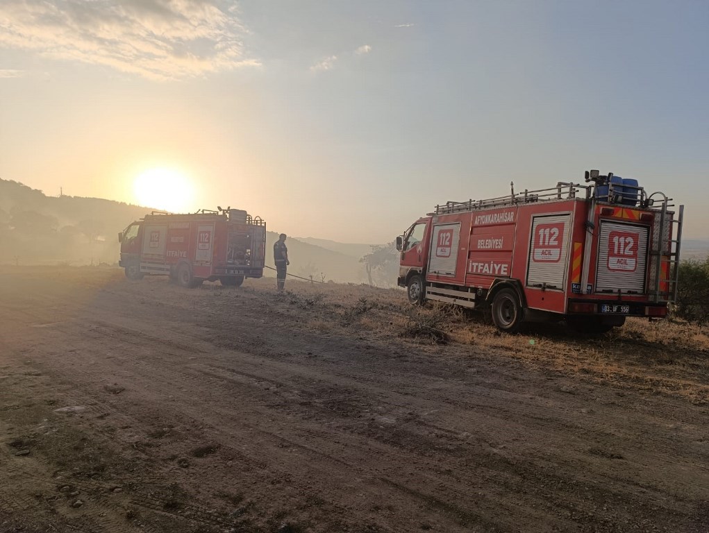 AFYON HIDIRLIKTA ÇIKAN YANGIN 1 SAAT SONRA SÖNDÜRÜLDÜ