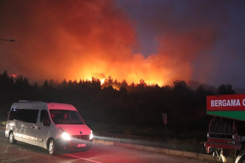 BAKAN YUMAKLI AÇIKLADI: İZMİR'DEKİ YANGINLAR KONTROL ALTINDA