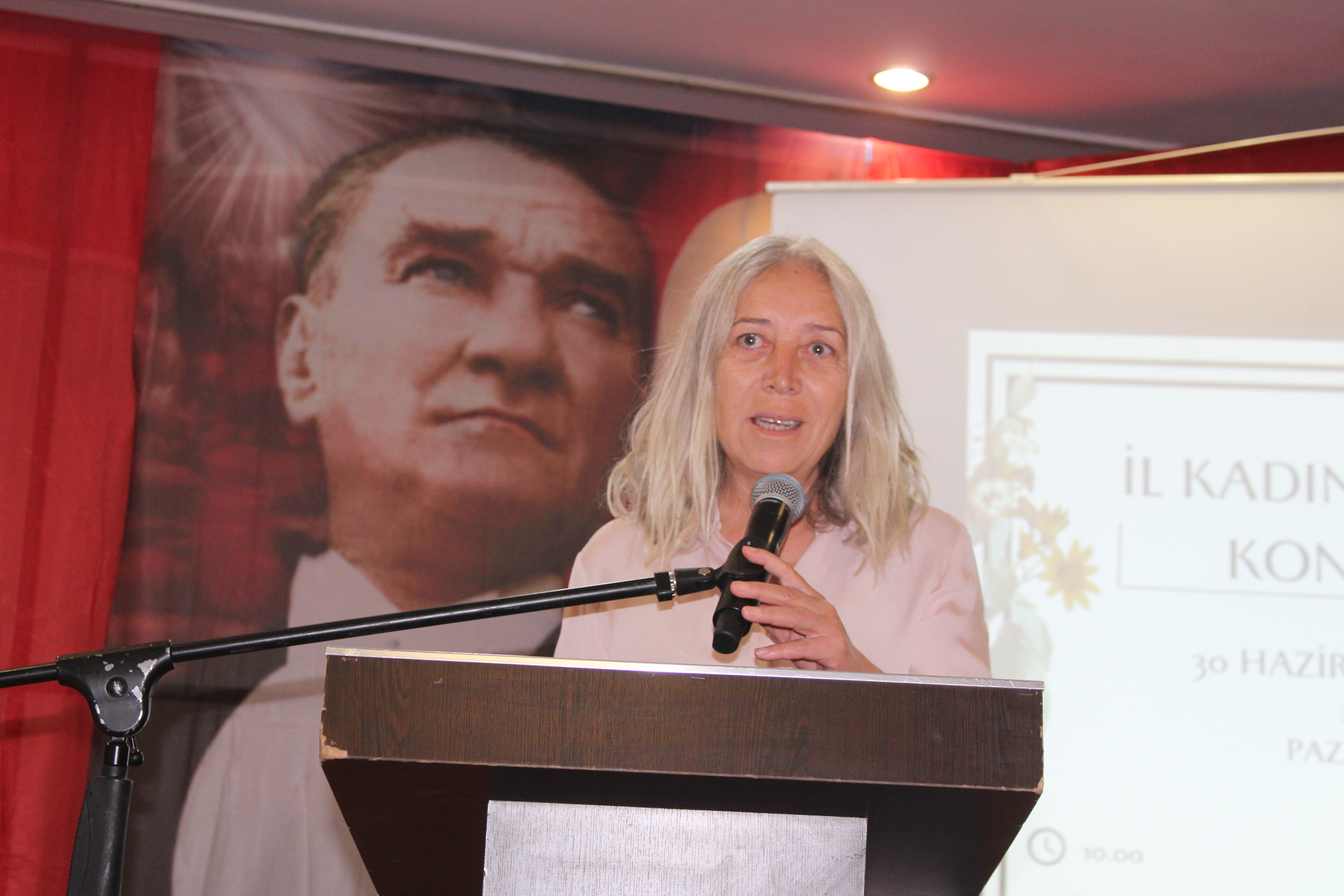 CHP İl Kadın Kolları Kongresi'nde Kısa Süreli Gerginlik