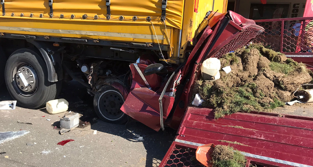KAMYONET ÖNCE OTOMOBİLE ARDINDAN TIRA ÇARPTI: