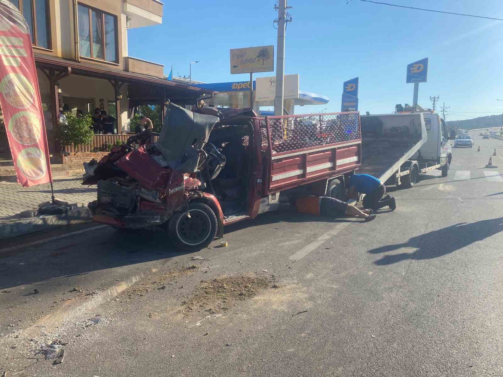 KAMYONET ÖNCE OTOMOBİLE ARDINDAN TIRA ÇARPTI: