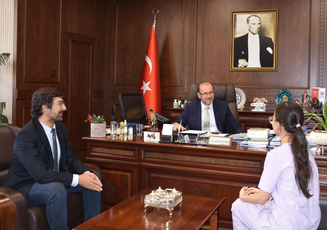 AFSÜ Rektörü Okumuş ’tan, Orhun Değişim Programı Öğrencisine Sertifika