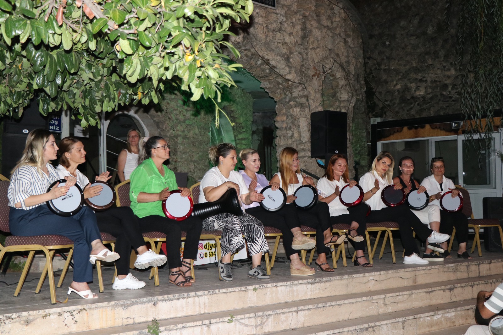 DİNAR HALKI MÜZİK GECESİNDE BİR ARAYA GELDİ