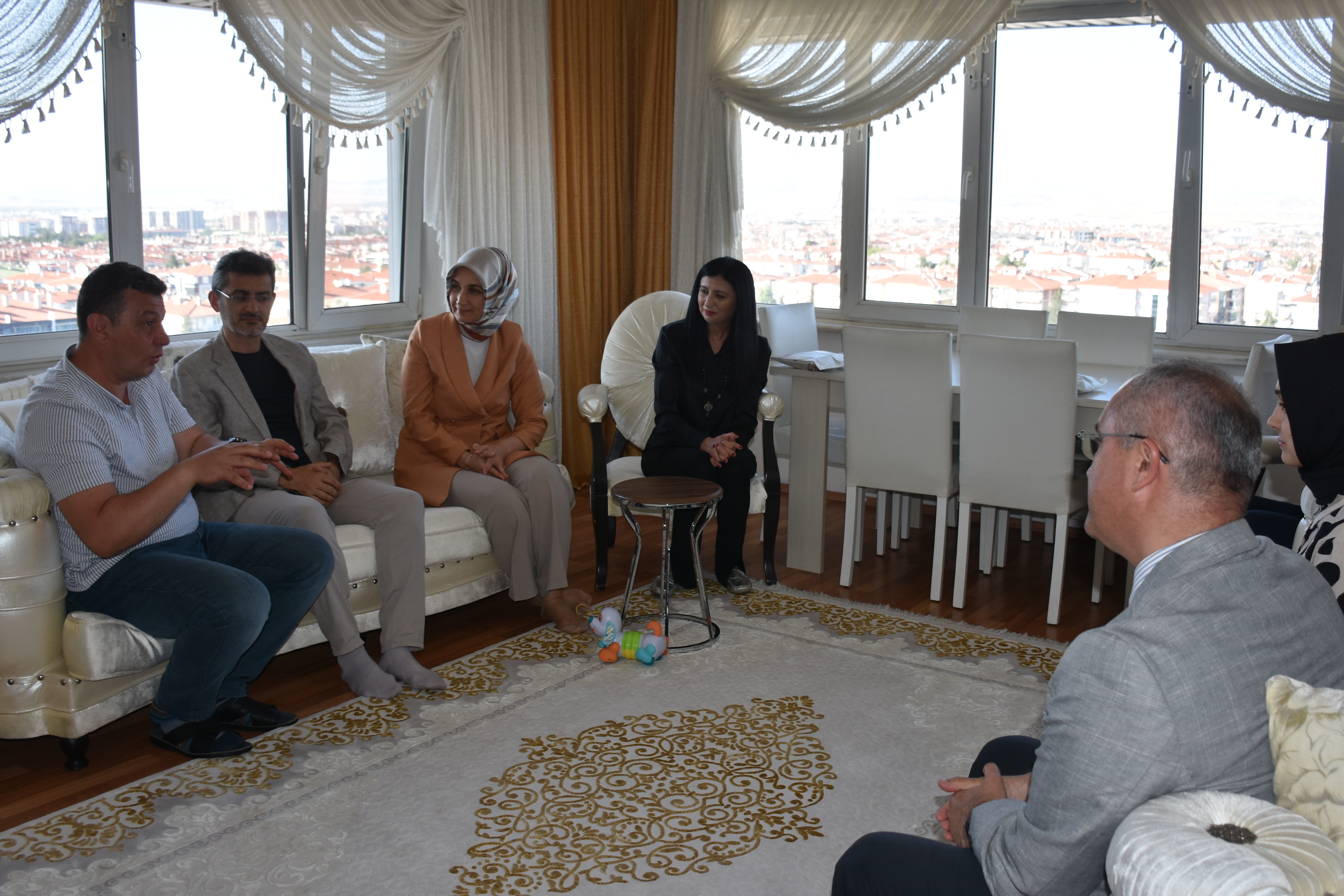 Emine Erdoğan’dan Afyonlu Koruyucu Aileye Tebrik!