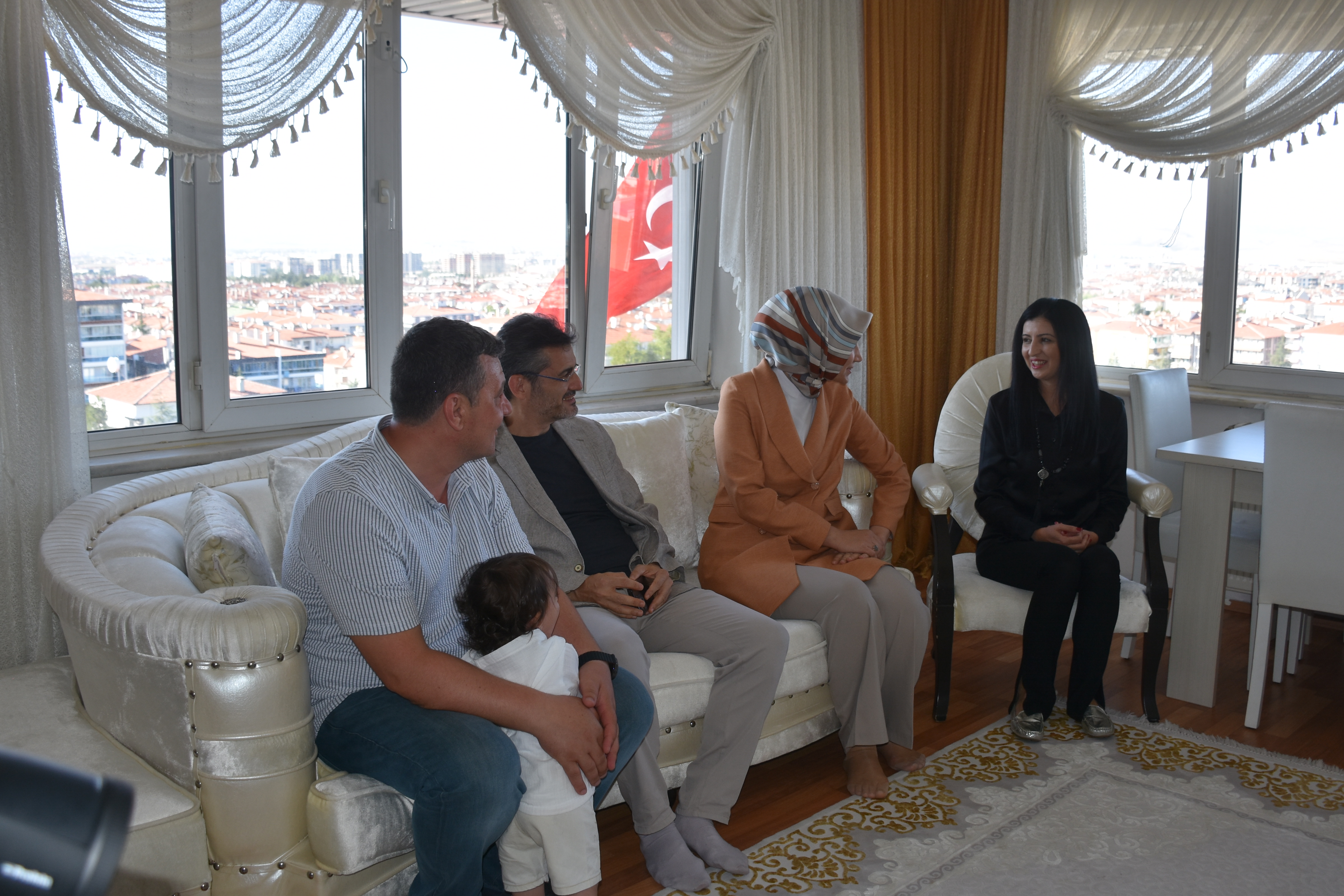 Emine Erdoğan’dan Afyonlu Koruyucu Aileye Tebrik!