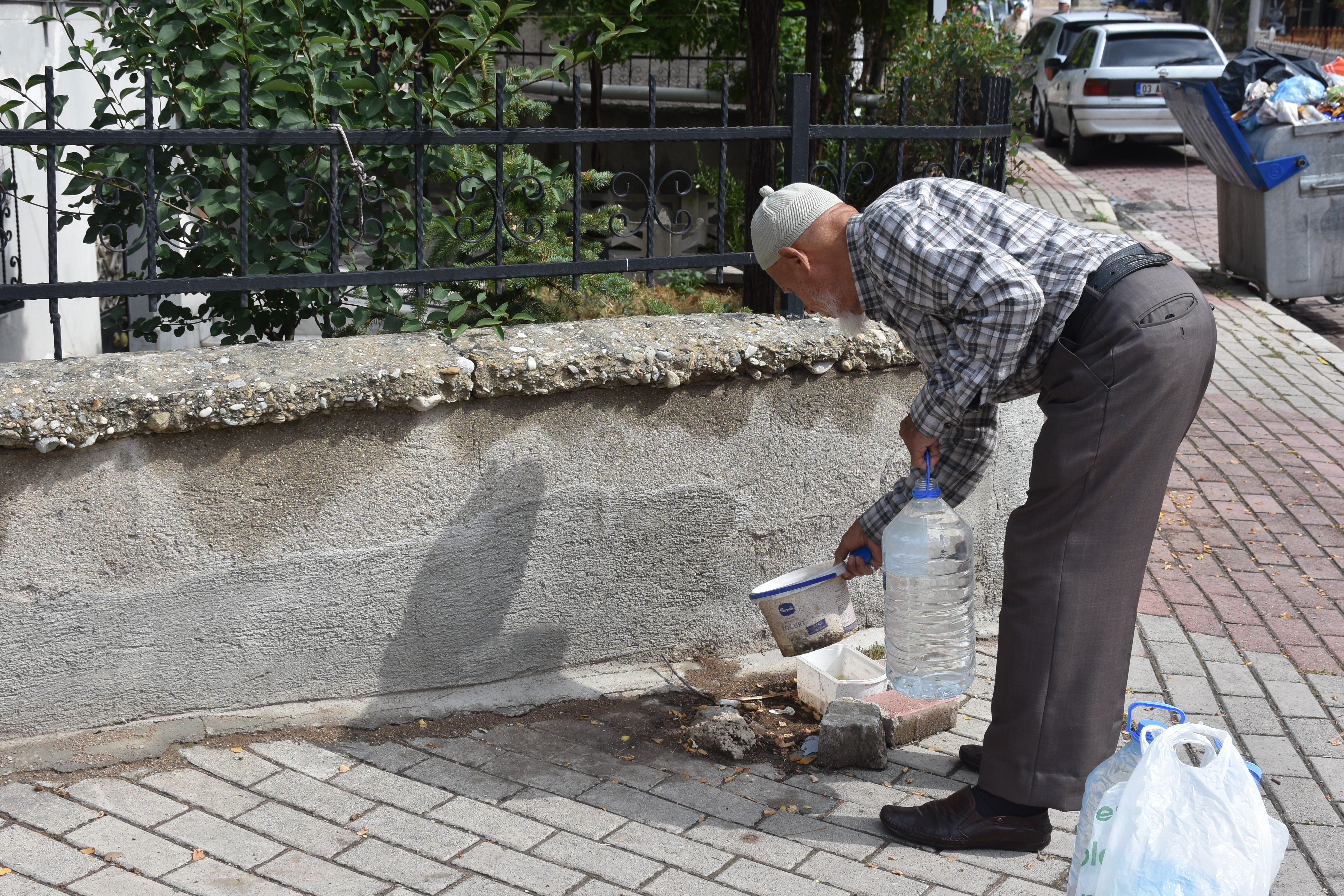 82 YAŞINDA KUŞLARI BESLEMEK İÇİN KENTİ GEZİYOR