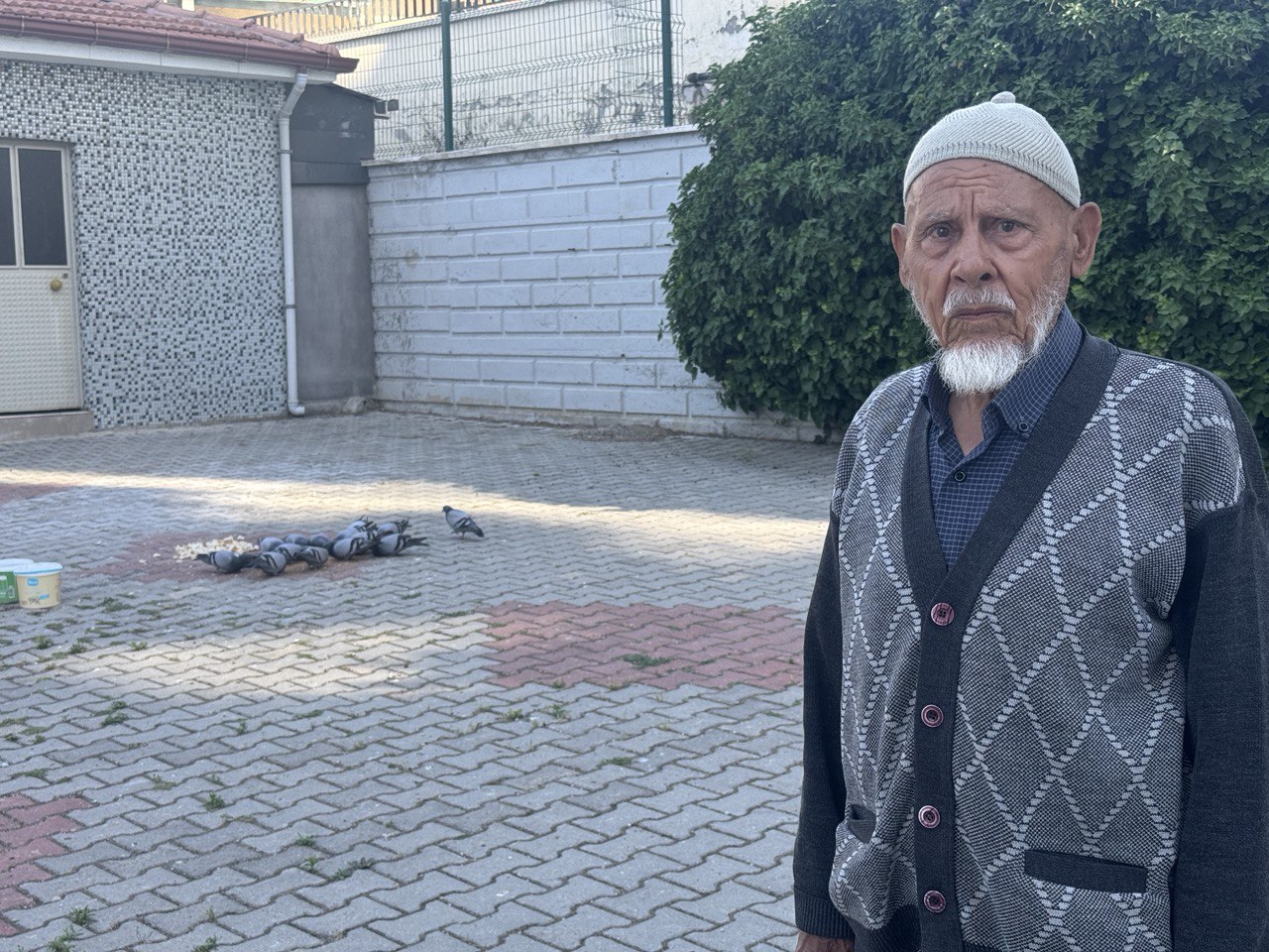 82 YAŞINDA KUŞLARI BESLEMEK İÇİN KENTİ GEZİYOR
