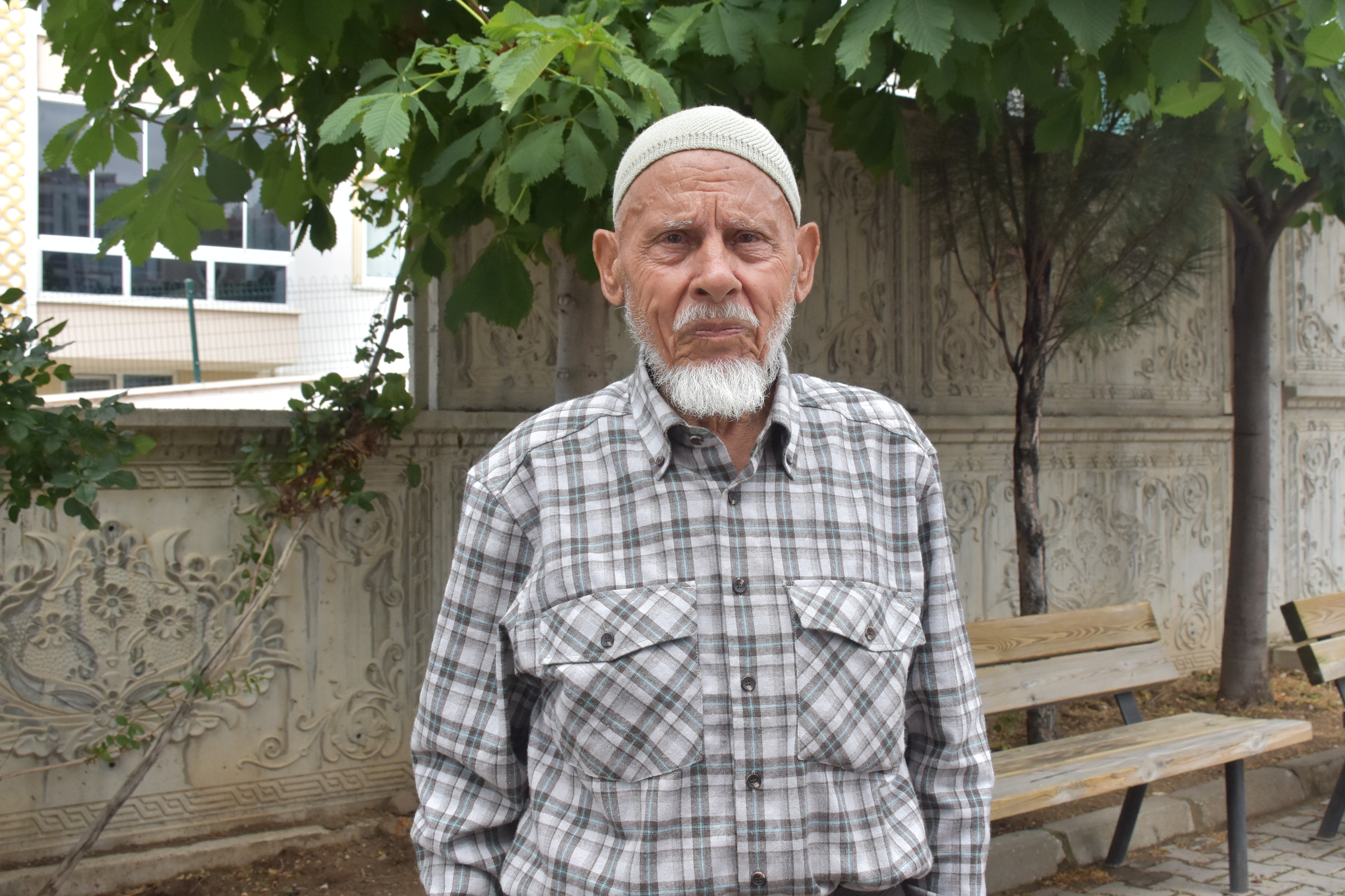 82 YAŞINDA KUŞLARI BESLEMEK İÇİN KENTİ GEZİYOR