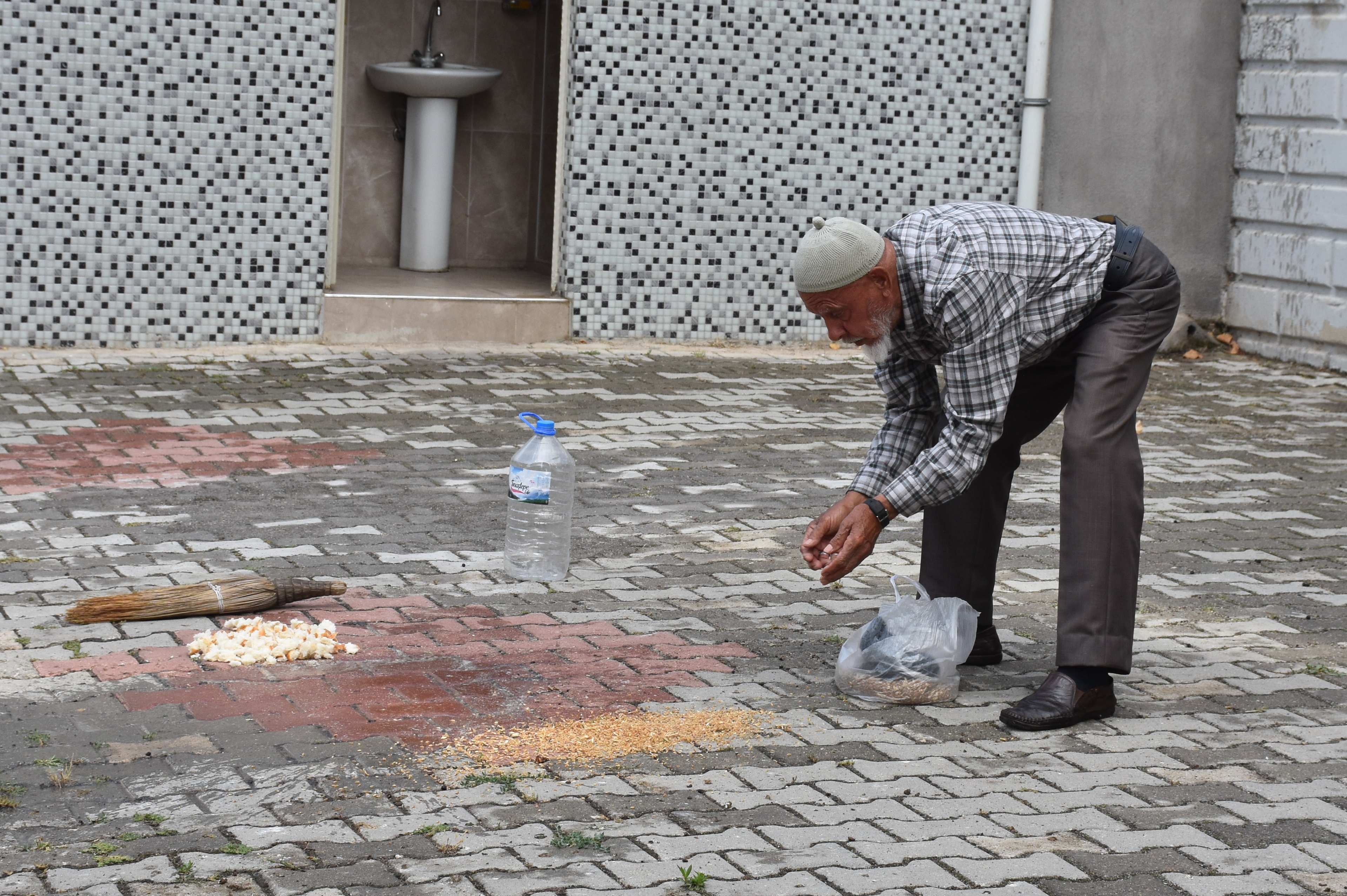 82 YAŞINDA KUŞLARI BESLEMEK İÇİN KENTİ GEZİYOR