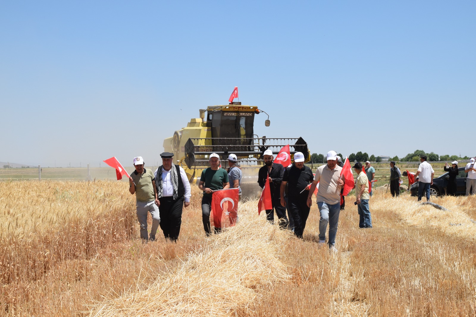 "TÜRK ÇİFTÇİSİ KENDİ KADERİ İLE YALNIZ BIRAKILMIŞTIR"