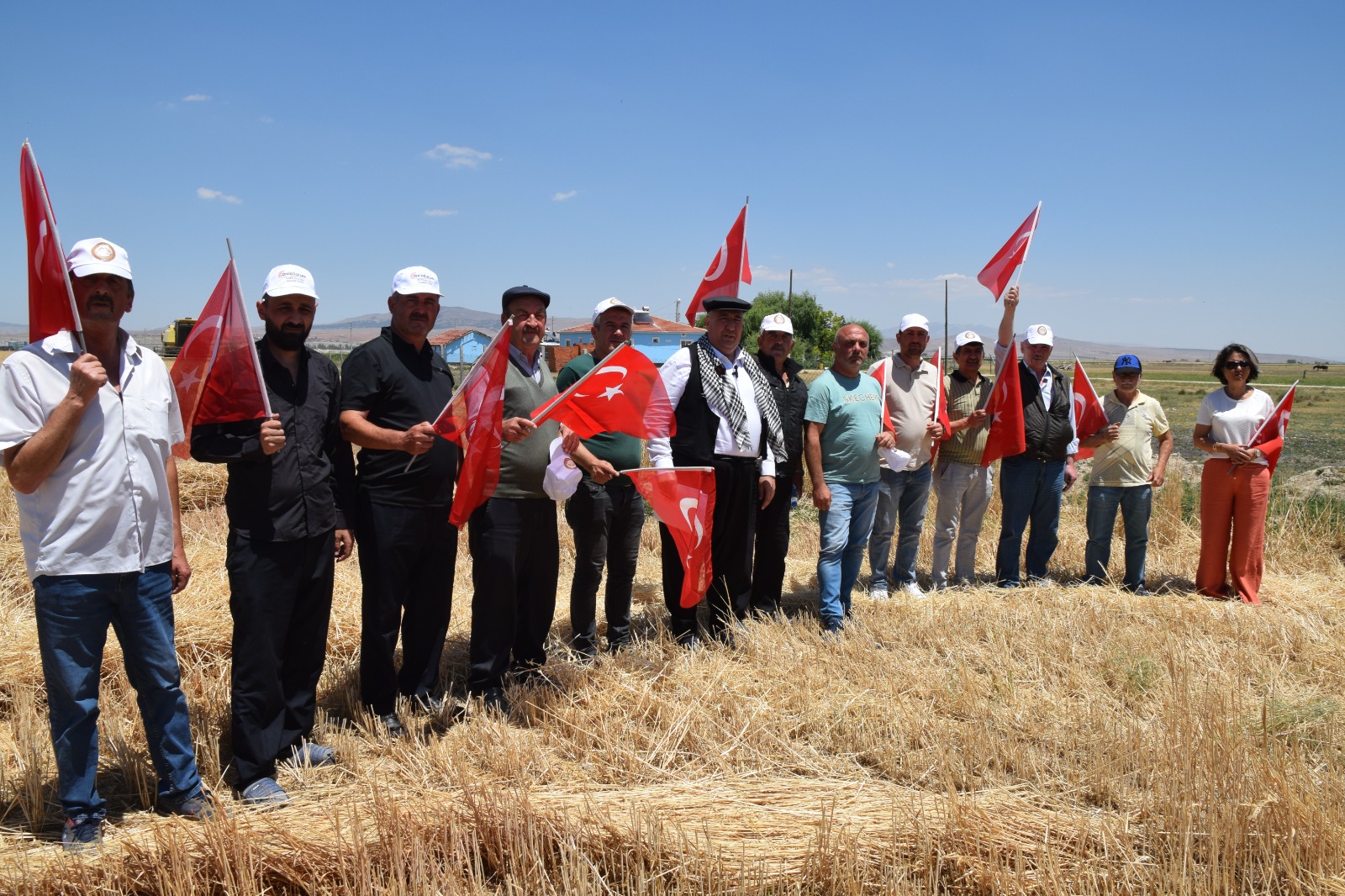 "TÜRK ÇİFTÇİSİ KENDİ KADERİ İLE YALNIZ BIRAKILMIŞTIR"